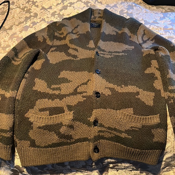 Abercrombie and Fitch men’s sweater, size medium! Camo pattern. - Picture 2 of 4
